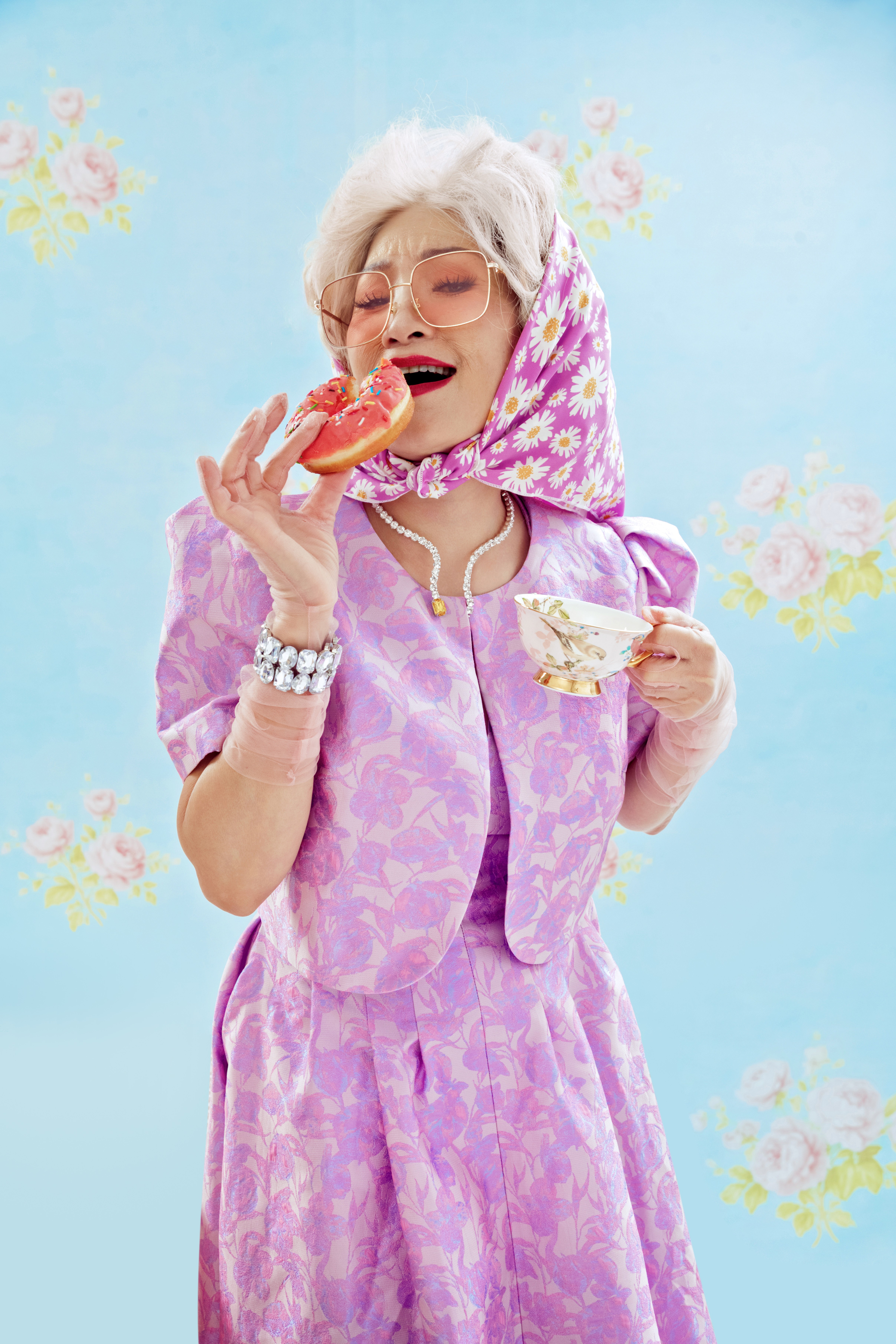 Hai bà ngoại Việt Hương - Hồng Đào lột xác siêu sang chảnh