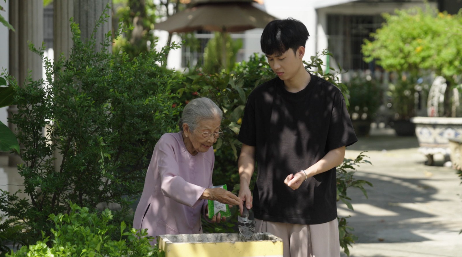 NSƯT Phi Điểu và nghệ sĩ Việt Anh: Miệt mài đóng phim, truyền lửa nghề cho thế hệ trẻ