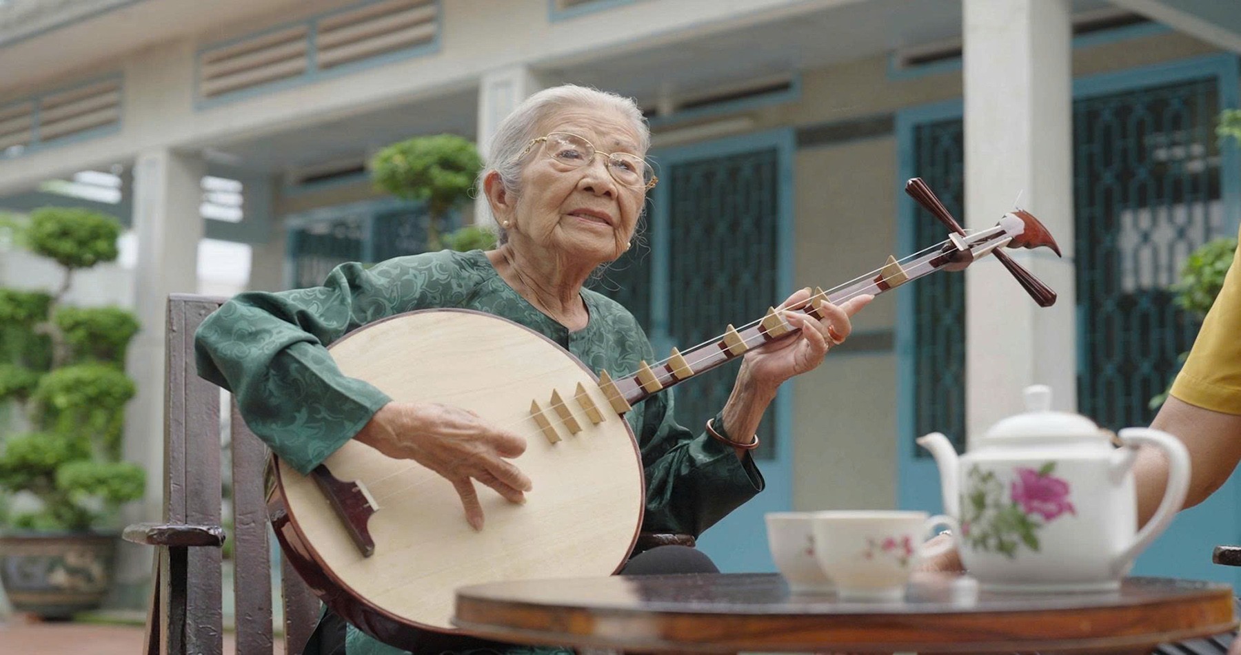NSƯT Phi Điểu và nghệ sĩ Việt Anh: Miệt mài đóng phim, truyền lửa nghề cho thế hệ trẻ