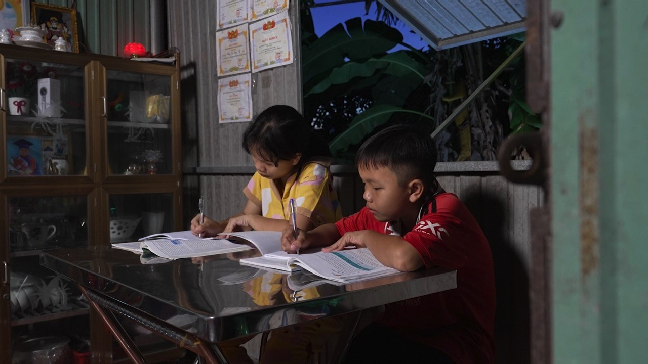 'Mái ấm gia đình Việt': Phương Trinh Jolie bật khóc khi thấy hình ảnh tuổi thơ mình trong cô bé mồ côi