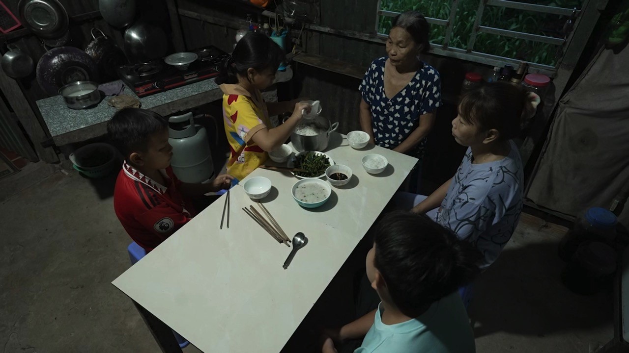 'Mái ấm gia đình Việt': Phương Trinh Jolie bật khóc khi thấy hình ảnh tuổi thơ mình trong cô bé mồ côi