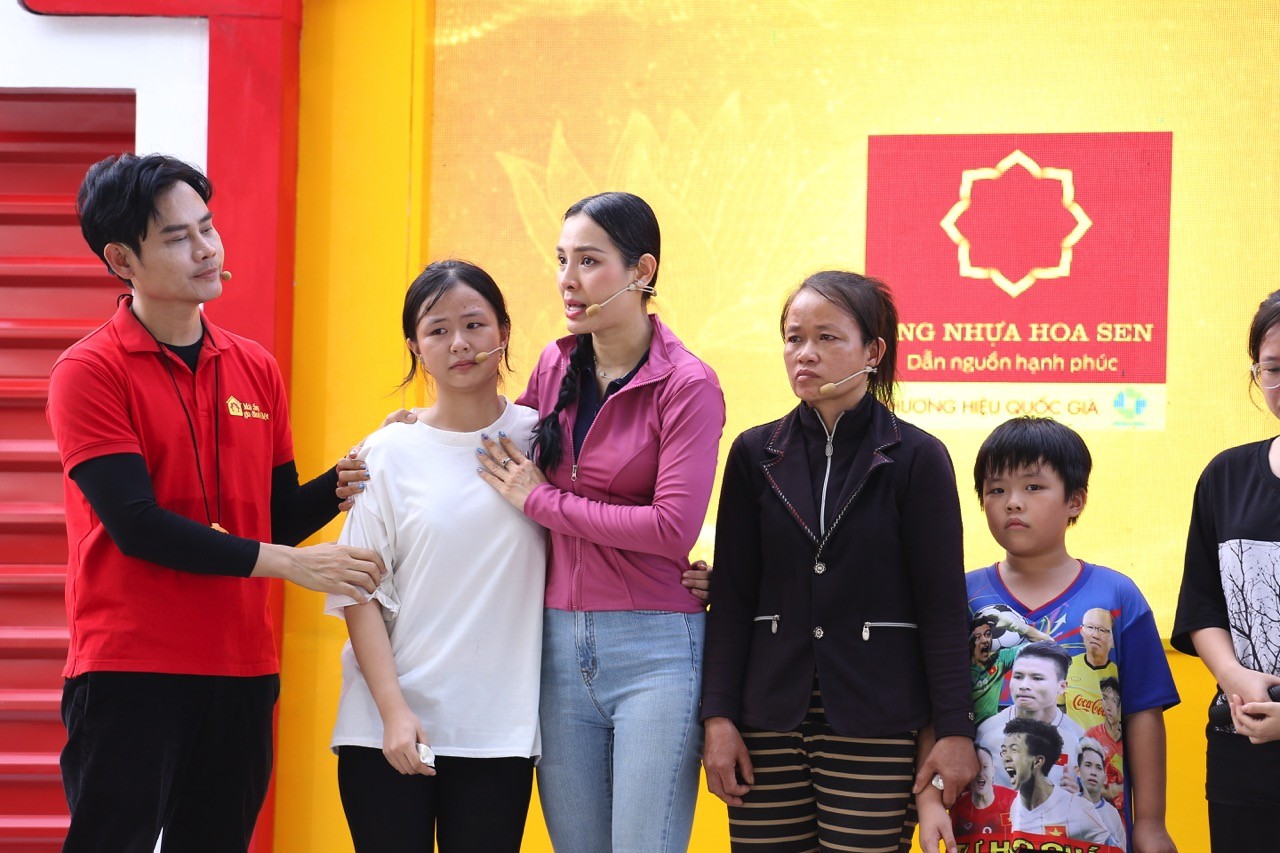 'Mái ấm gia đình Việt': Phương Trinh Jolie bật khóc khi thấy hình ảnh tuổi thơ mình trong cô bé mồ côi