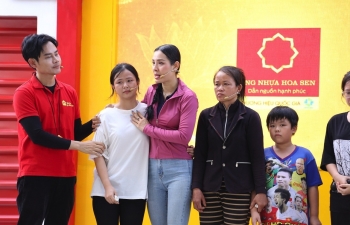 'Mái ấm gia đình Việt': Phương Trinh Jolie bật khóc khi thấy hình ảnh tuổi thơ mình trong cô bé mồ côi