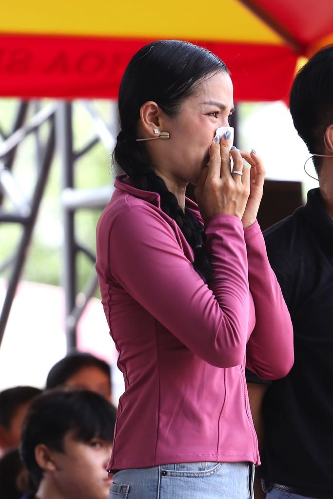 'Mái ấm gia đình Việt': Phương Trinh Jolie bật khóc khi thấy hình ảnh tuổi thơ mình trong cô bé mồ côi