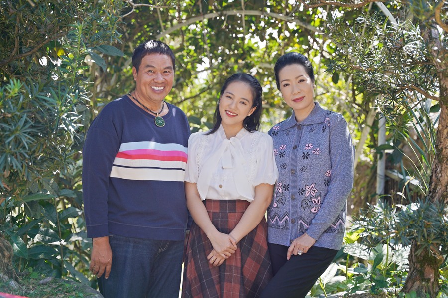 Bà Bảy Trà là mẹ của Hai Giàu (Hoàng Mập) và Cẩm Loan (Phương Ngân)