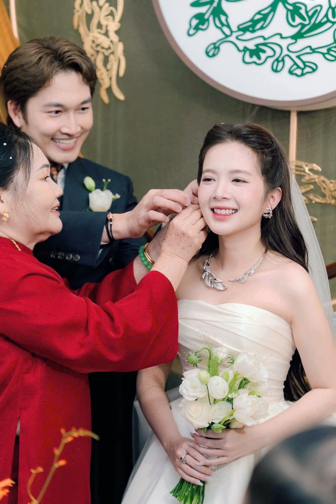 Đình Tú và Ngọc Huyền chính thức đính ước trong lễ ăn hỏi ấm cúng