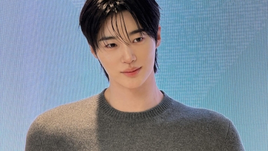 Byun Woo Seok hóa thành hoàng tử khiến người hâm mộ phát cuồng