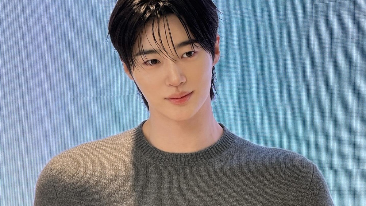 Byun Woo Seok hóa thành hoàng tử khiến người hâm mộ phát cuồng