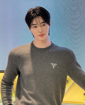 Byun Woo Seok hóa thành hoàng tử khiến người hâm mộ phát cuồng