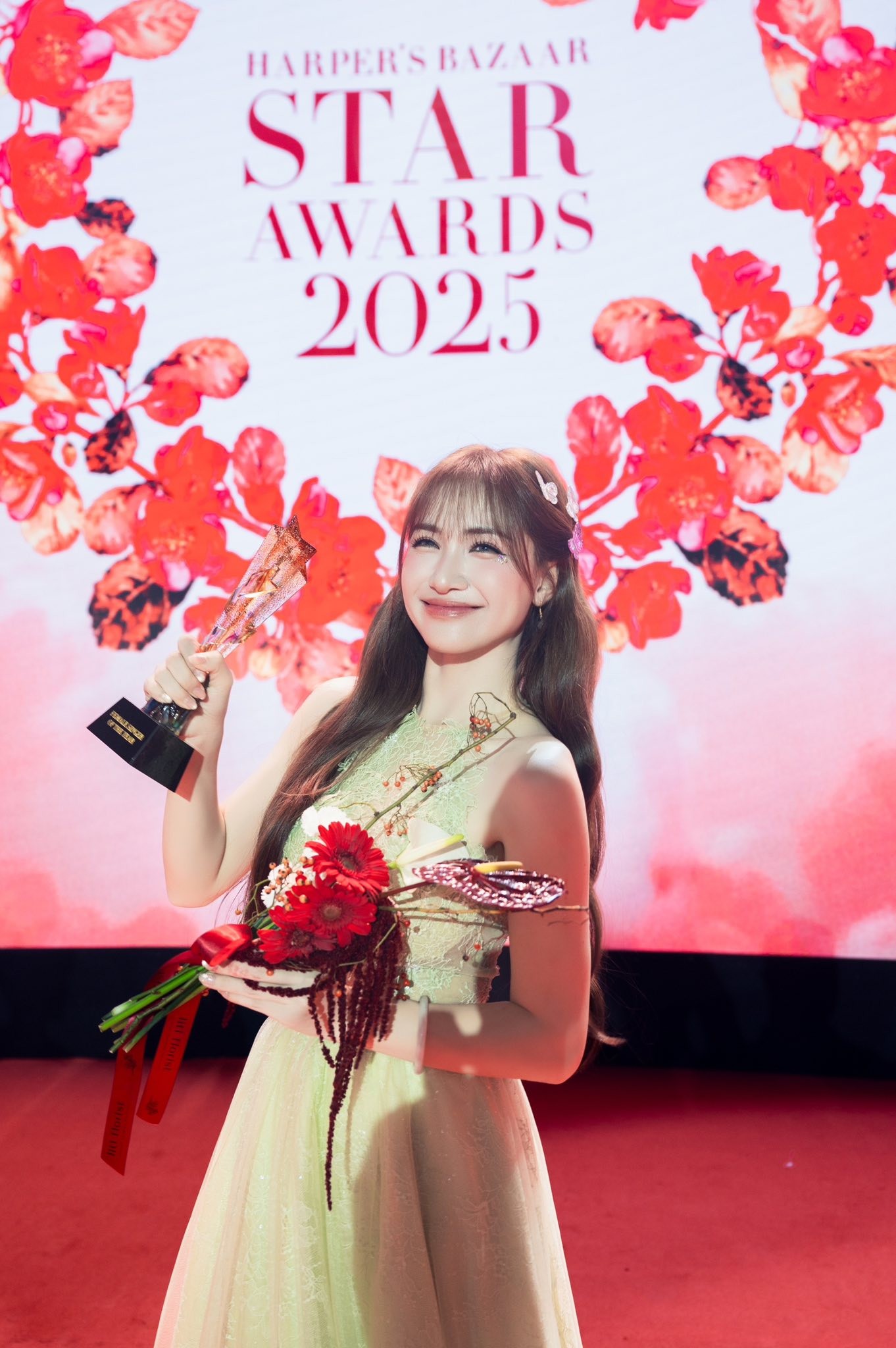 Hòa Minzy ngồi xe lăn vẫn cười rạng rỡ, báo tin vui nhận giải thưởng lớn