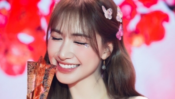 Hòa Minzy ngồi xe lăn vẫn cười rạng rỡ, báo tin vui nhận giải thưởng lớn