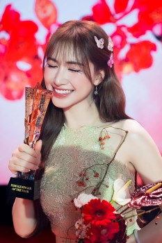 Hòa Minzy ngồi xe lăn vẫn cười rạng rỡ, báo tin vui nhận giải thưởng lớn