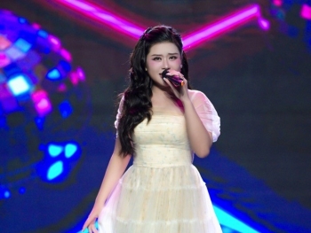 'Người kể chuyện tình': Danh ca Ngọc Sơn bị hút hồn bởi nữ ca sĩ 2K4 'đẹp như thiên thần'