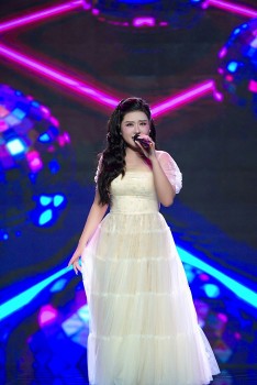 'Người kể chuyện tình': Danh ca Ngọc Sơn bị hút hồn bởi nữ ca sĩ 2K4 'đẹp như thiên thần'