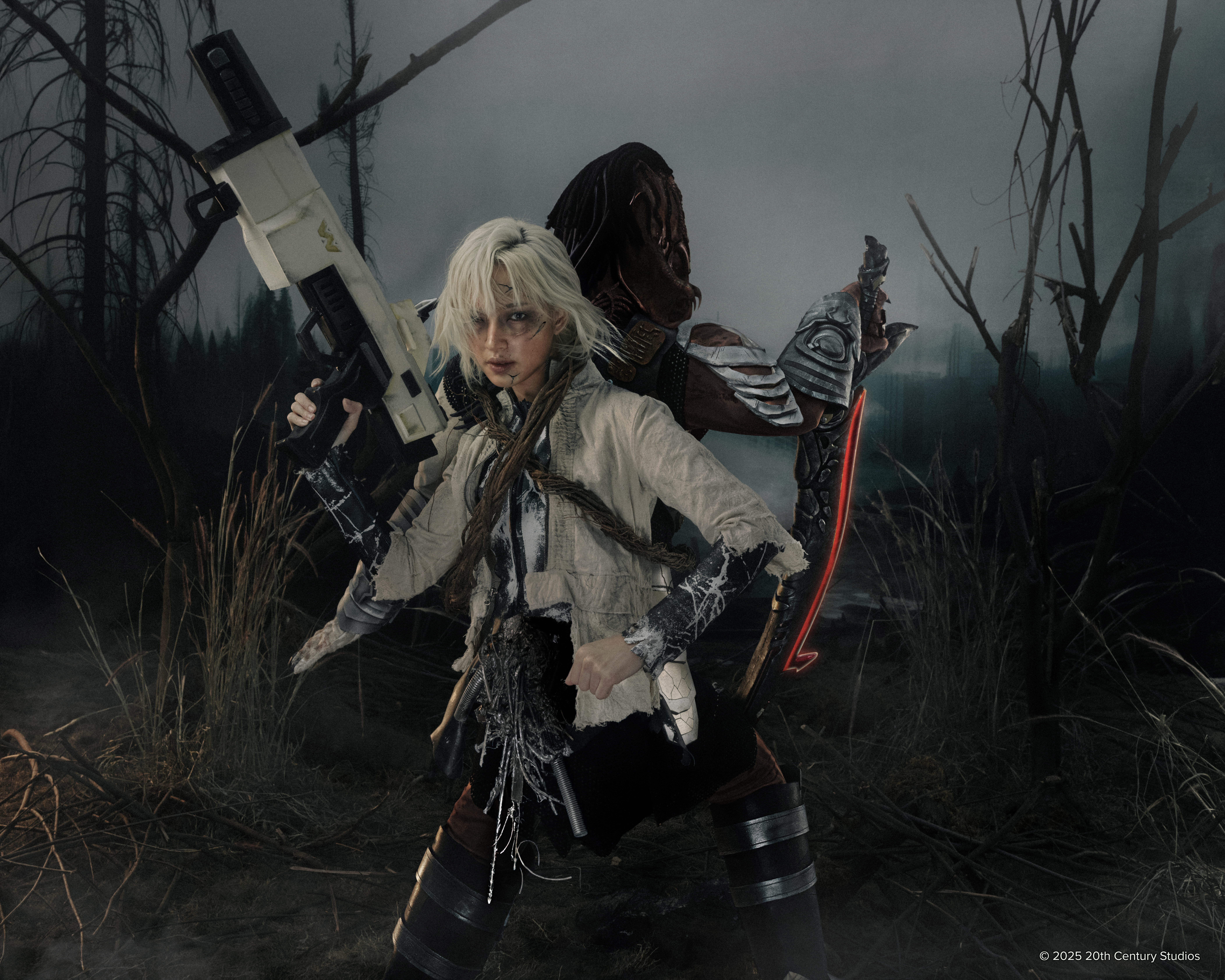 Châu Bùi hóa thân thành nữ chính phim 'Predator: Badlands' dịp Halloween, sẵn 'đọ sắc' bản gốc do Elle Fanning thể hiện