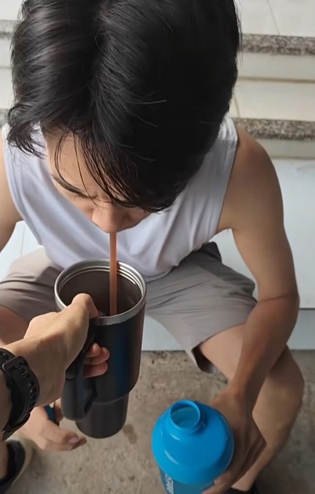 Chồng Hoa hậu H'Hen Niê pha cà phê bằng sữa vợ gây 'bão' mạng xã hội Chồng Hoa hậu H'Hen Niê pha cà phê bằng sữa vợ gây 'bão' mạng xã hội