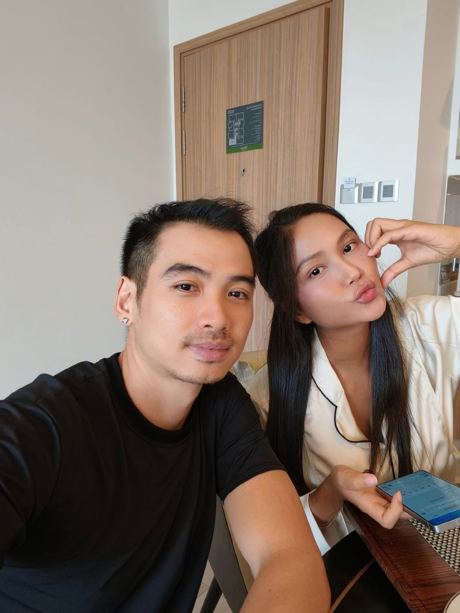 Chồng Hoa hậu H'Hen Niê pha cà phê bằng sữa vợ gây 'bão' mạng xã hội Chồng Hoa hậu H'Hen Niê pha cà phê bằng sữa vợ gây 'bão' mạng xã hội