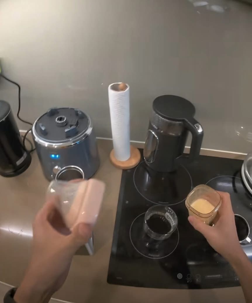 Chồng Hoa hậu H'Hen Niê pha cà phê bằng sữa vợ gây 'bão' mạng xã hội Chồng Hoa hậu H'Hen Niê pha cà phê bằng sữa vợ gây 'bão' mạng xã hội