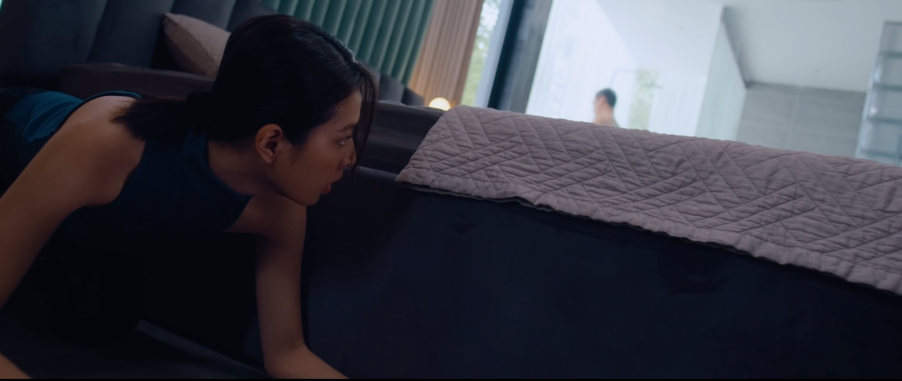 Lương Gia Huy khoe thân hình săn chắc, lộ vòng ba trong 'Bịt mắt bắt nai'