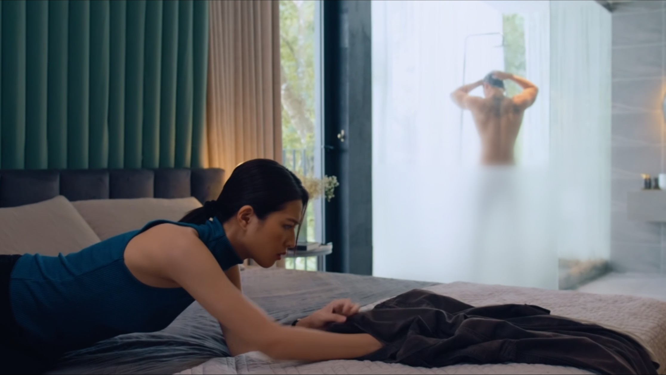 Lương Gia Huy khoe thân hình săn chắc, lộ vòng ba trong 'Bịt mắt bắt nai'