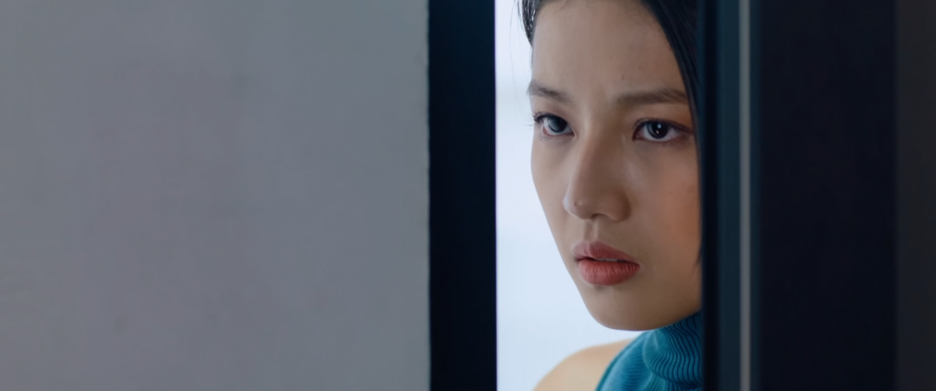 Lương Gia Huy khoe thân hình săn chắc, lộ vòng ba trong 'Bịt mắt bắt nai'