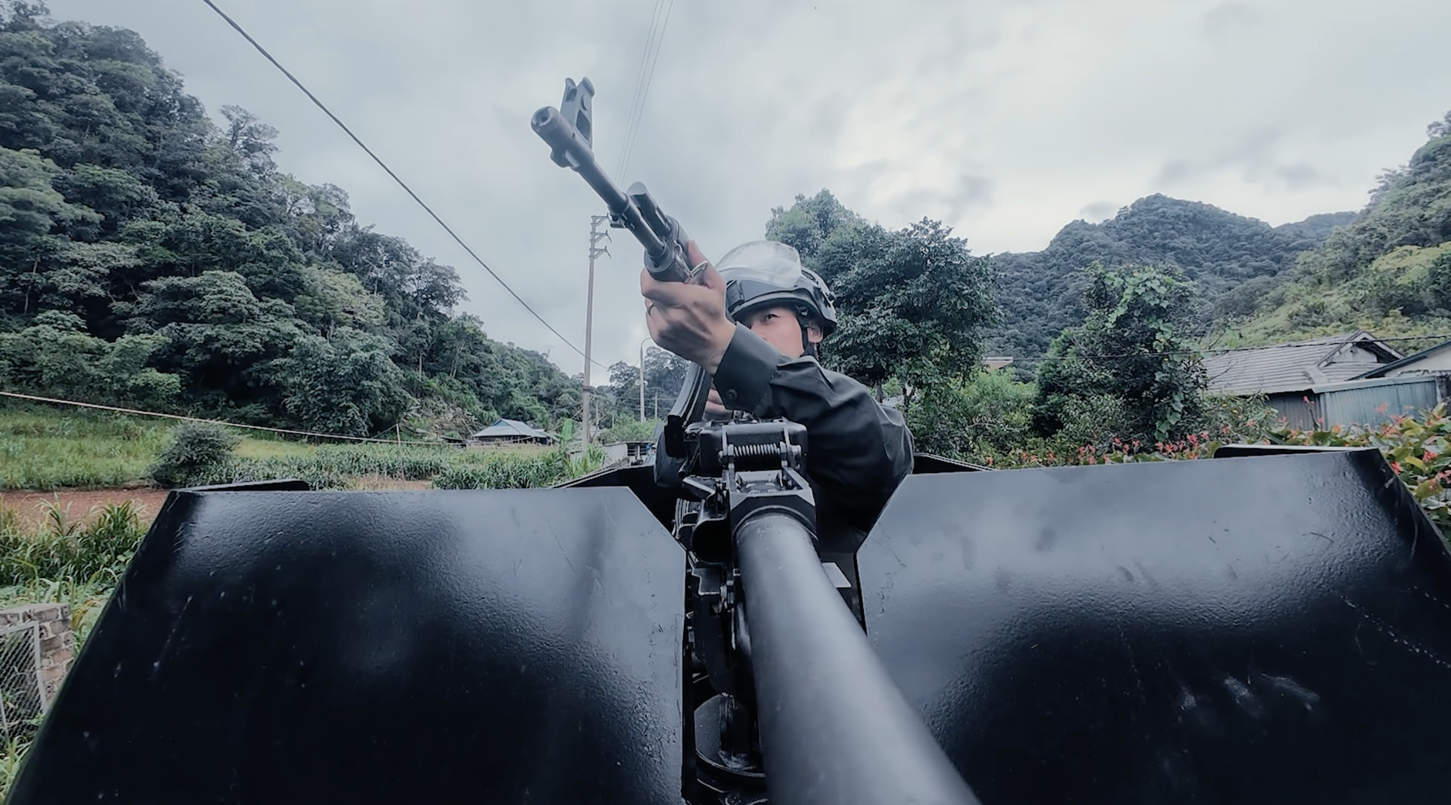 'Chiến sĩ quả cảm' tập cuối: Cuộc truy bắt nghẹt thở 'trùm ma túy' huy động cả dàn xe thiết giáp