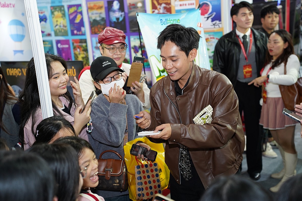 Nghệ sĩ Xuân Hinh 'xin vía' doanh thu trăm tỷ của 'Mưa đỏ' trong lần đầu đóng phim điện ảnh