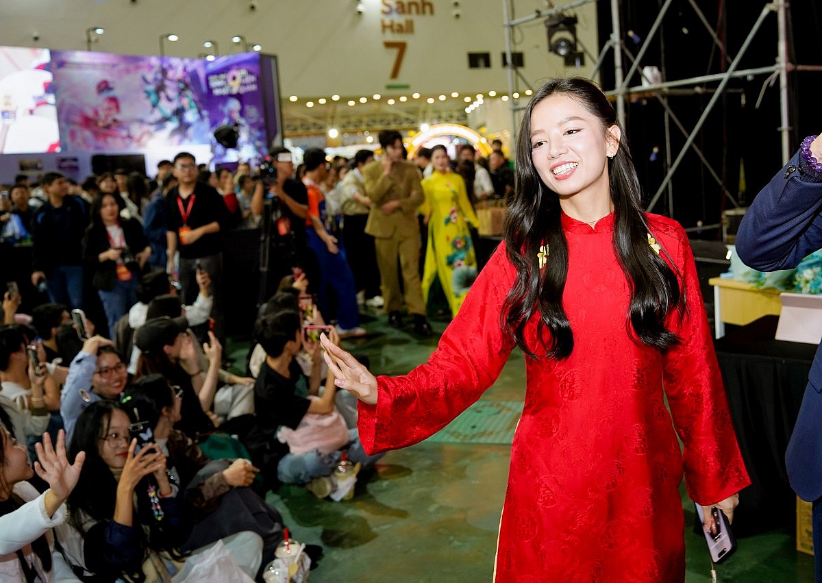 Nghệ sĩ Xuân Hinh 'xin vía' doanh thu trăm tỷ của 'Mưa đỏ' trong lần đầu đóng phim điện ảnh