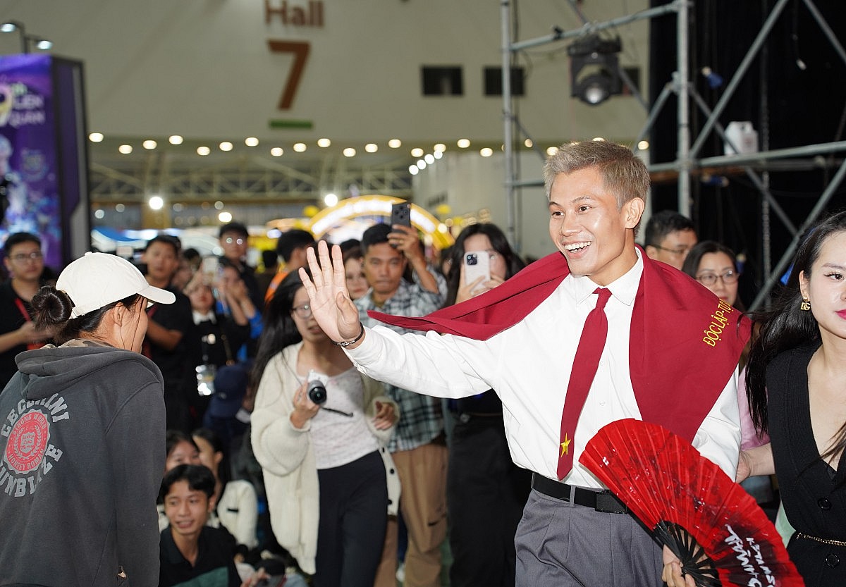 Nghệ sĩ Xuân Hinh 'xin vía' doanh thu trăm tỷ của 'Mưa đỏ' trong lần đầu đóng phim điện ảnh