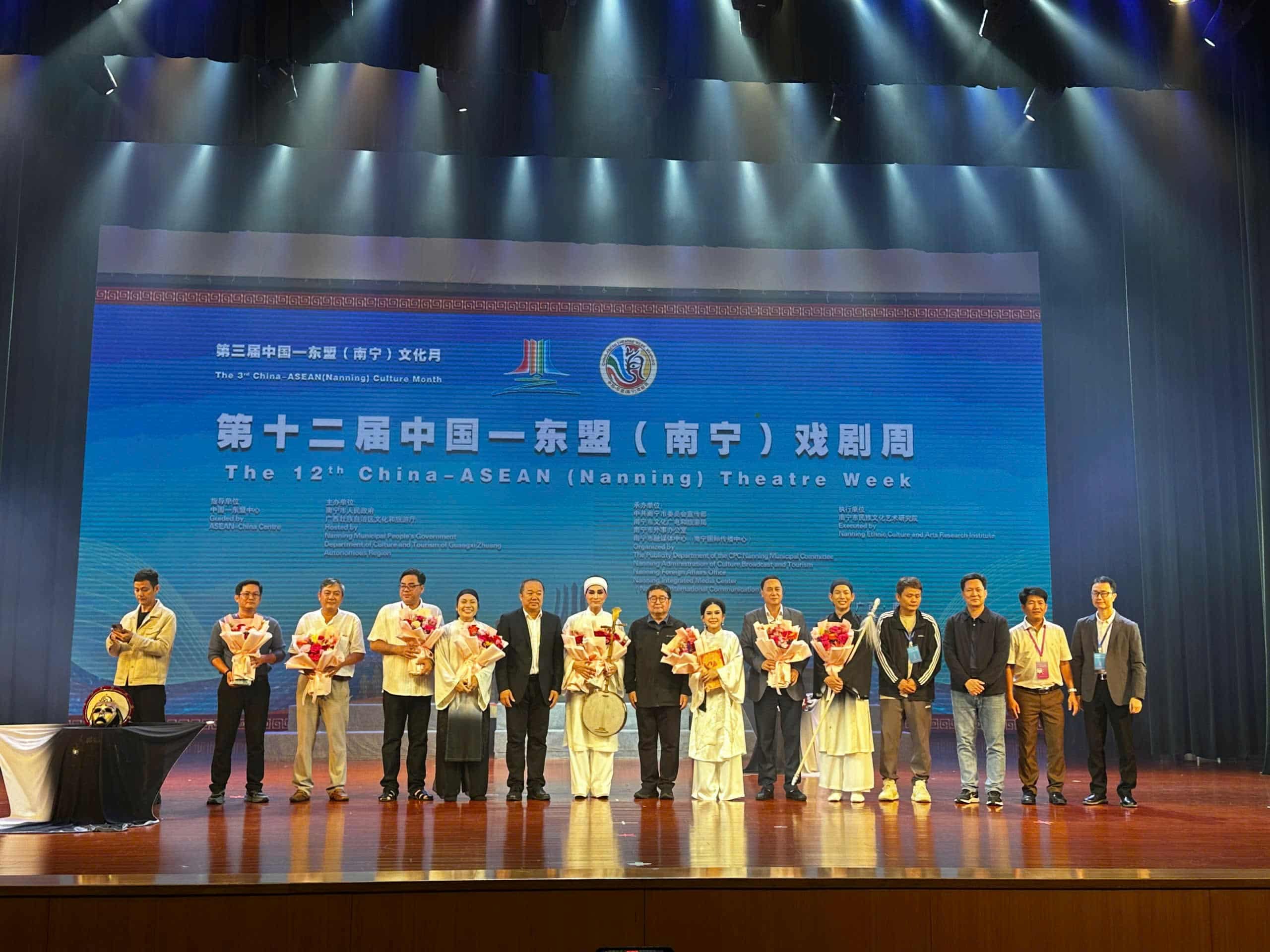 Thầy trò Bình Tinh cùng 4 chiếc Huy chương vàng quốc tế cho cải lương 'Nhật thực'