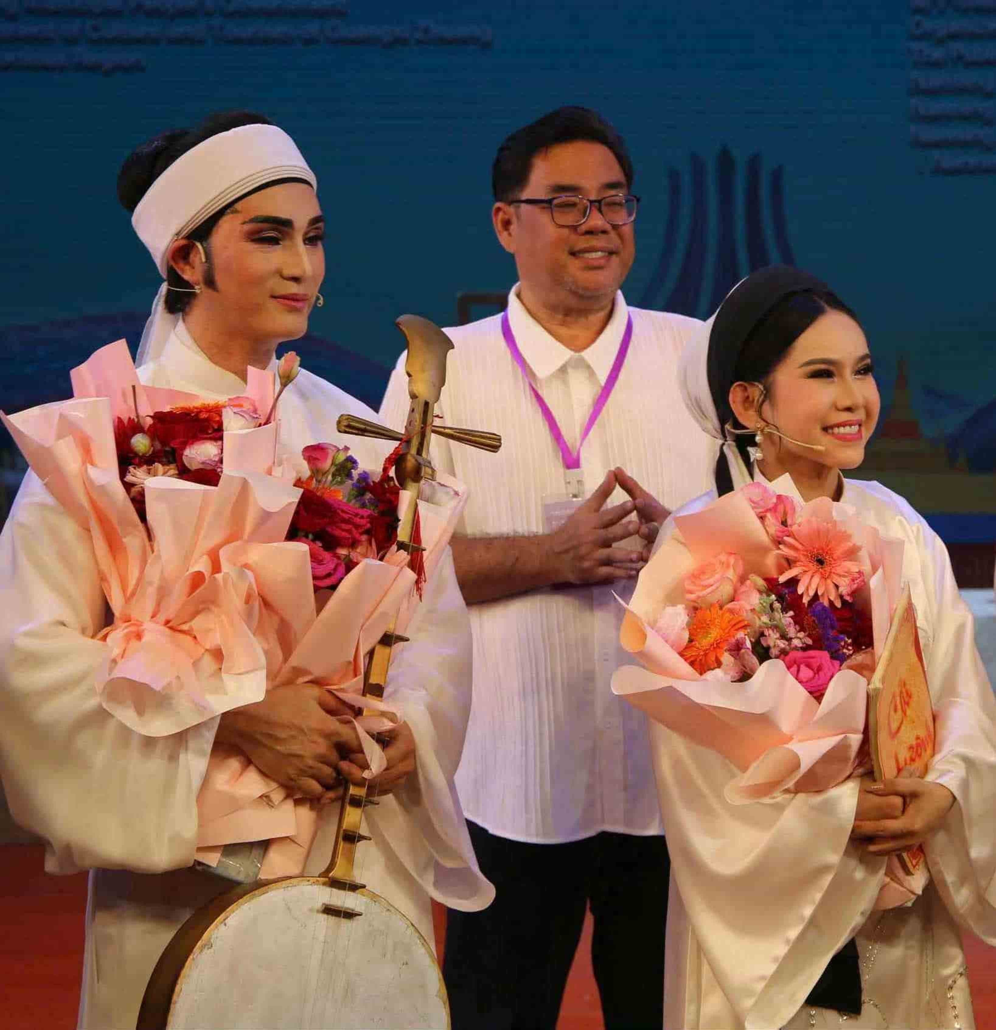 Thầy trò Bình Tinh cùng 4 chiếc Huy chương vàng quốc tế cho cải lương 'Nhật thực'