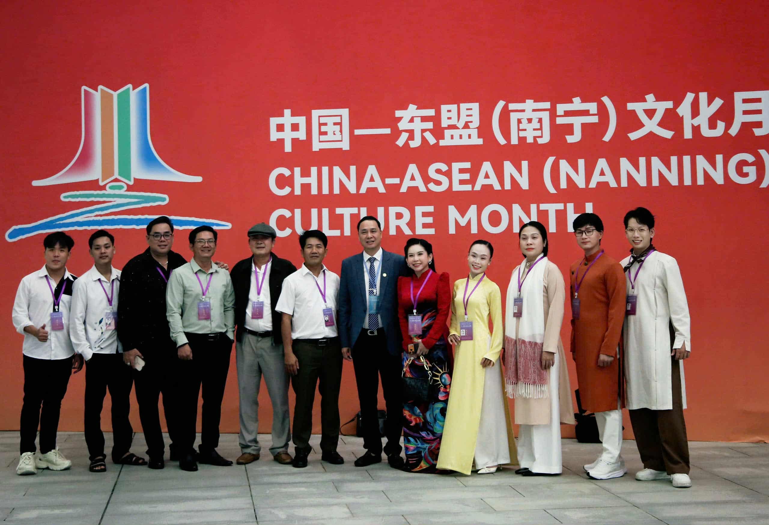 Thầy trò Bình Tinh cùng 4 chiếc Huy chương vàng quốc tế cho cải lương 'Nhật thực'