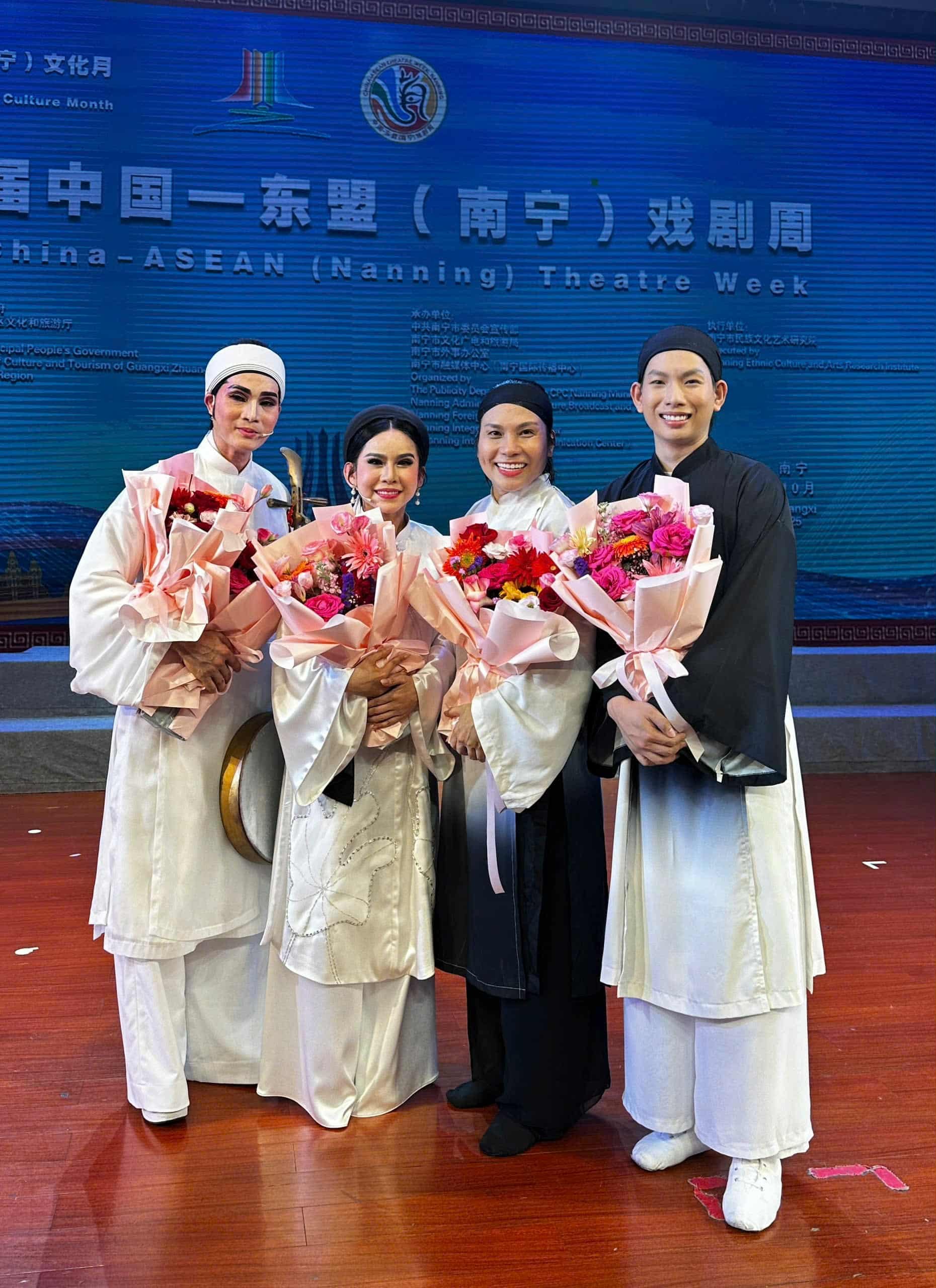 Thầy trò Bình Tinh cùng 4 chiếc Huy chương vàng quốc tế cho cải lương 'Nhật thực'