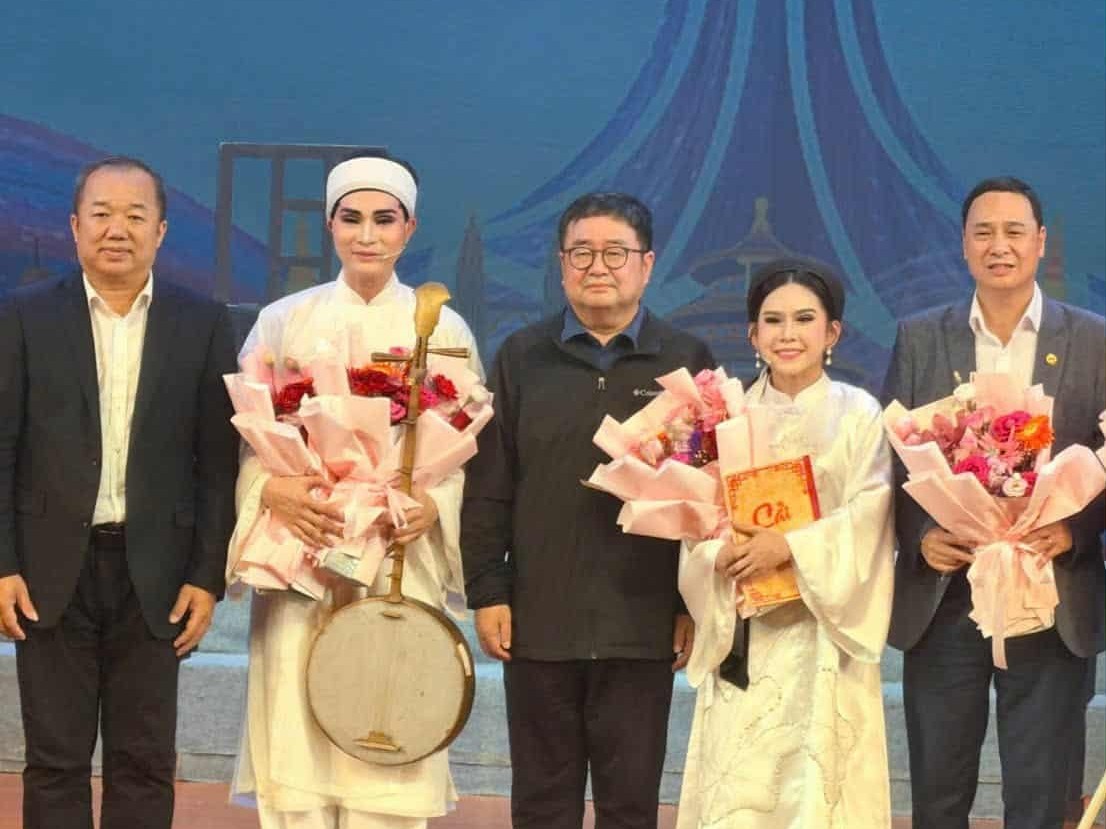 Thầy trò Bình Tinh cùng 4 chiếc Huy chương vàng quốc tế cho cải lương 'Nhật thực'