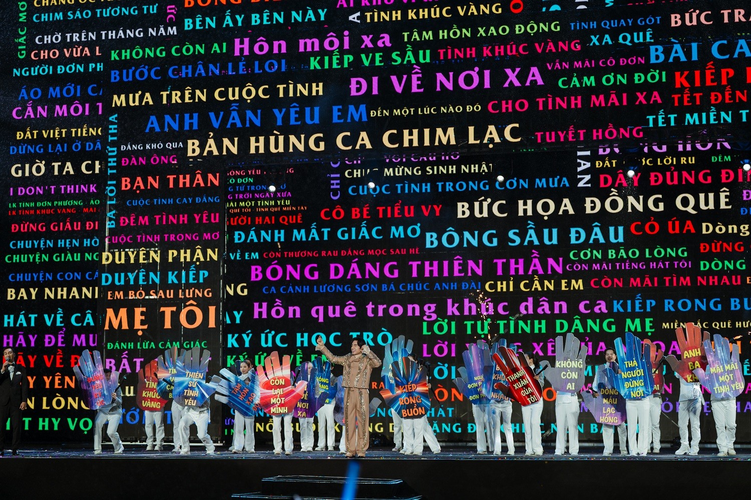 Đan Trường cùng con trai cưỡi ngựa hát 'Dòng máu lạc hồng' gây xúc động trong  live concert kỷ niệm 30 năm ca hát