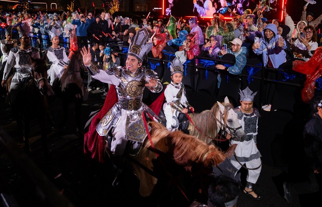 Đan Trường cùng con trai cưỡi ngựa hát 'Dòng máu lạc hồng' gây xúc động trong  live concert kỷ niệm 30 năm ca hát