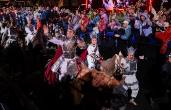 Đan Trường cùng con trai cưỡi ngựa hát 'Dòng máu lạc hồng' gây xúc động trong  live concert kỷ niệm 30 năm ca hát