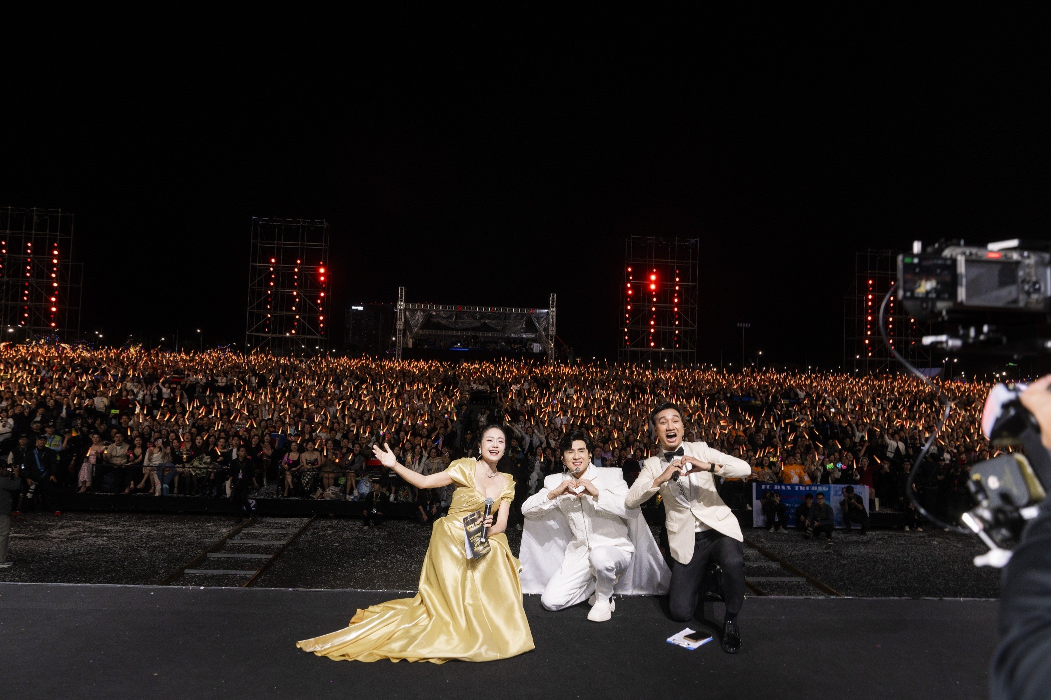 Đan Trường cùng con trai cưỡi ngựa hát 'Dòng máu lạc hồng' gây xúc động trong  live concert kỷ niệm 30 năm ca hát