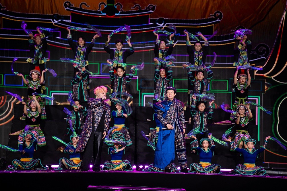 Đan Trường cùng con trai cưỡi ngựa hát 'Dòng máu lạc hồng' gây xúc động trong  live concert kỷ niệm 30 năm ca hát