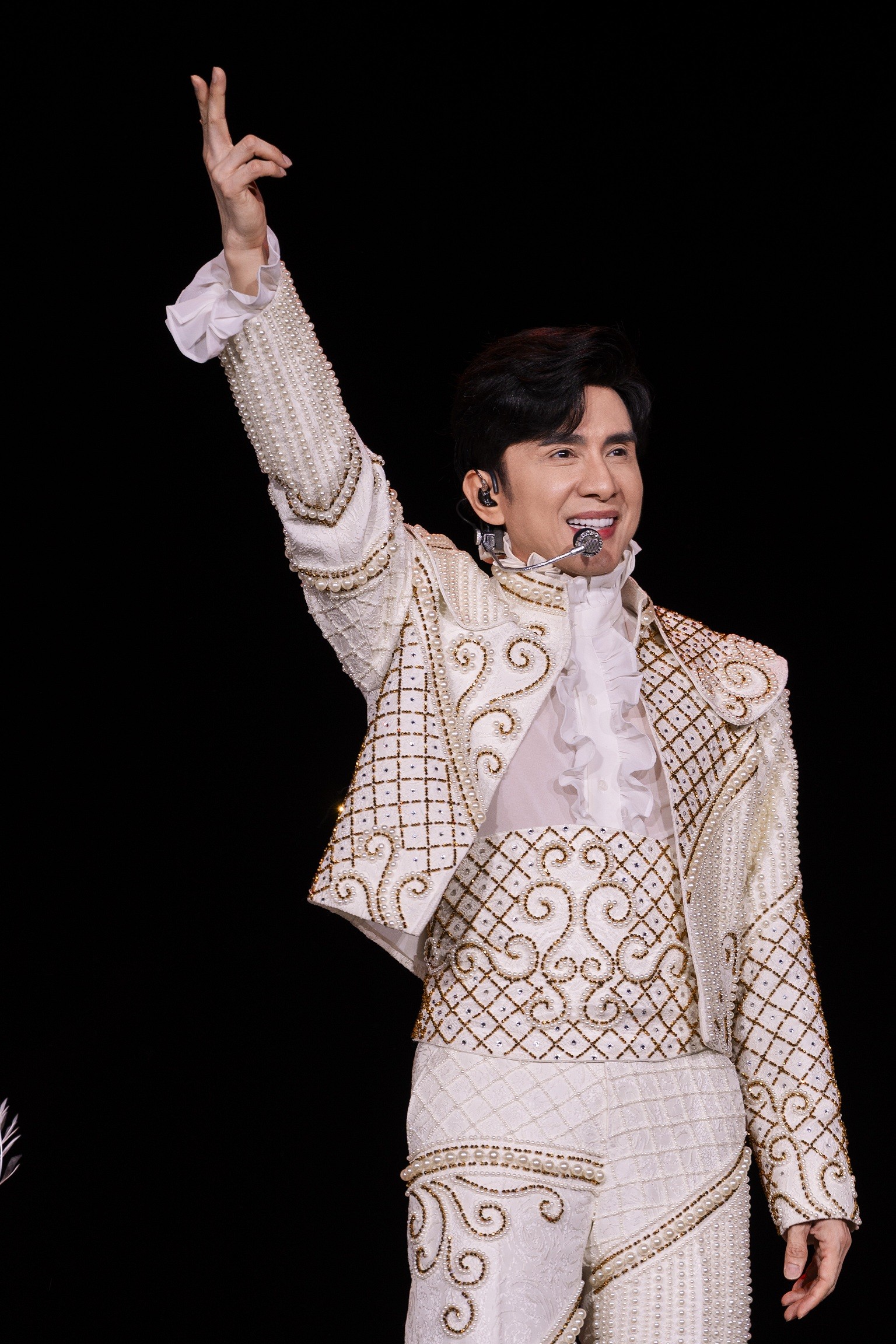 Đan Trường cùng con trai cưỡi ngựa hát 'Dòng máu lạc hồng' gây xúc động trong  live concert kỷ niệm 30 năm ca hát