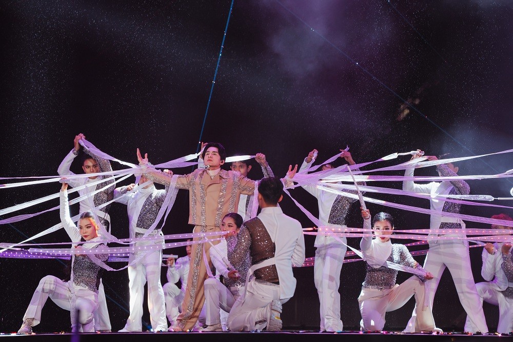 Đan Trường cùng con trai cưỡi ngựa hát 'Dòng máu lạc hồng' gây xúc động trong  live concert kỷ niệm 30 năm ca hát