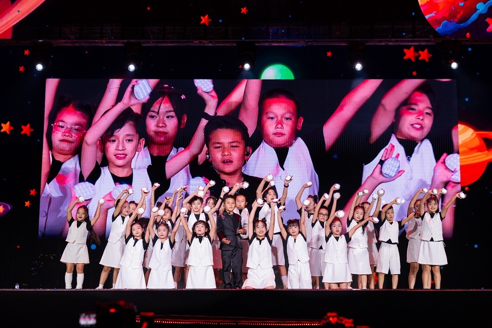 Đan Trường cùng con trai cưỡi ngựa hát 'Dòng máu lạc hồng' gây xúc động trong  live concert kỷ niệm 30 năm ca hát