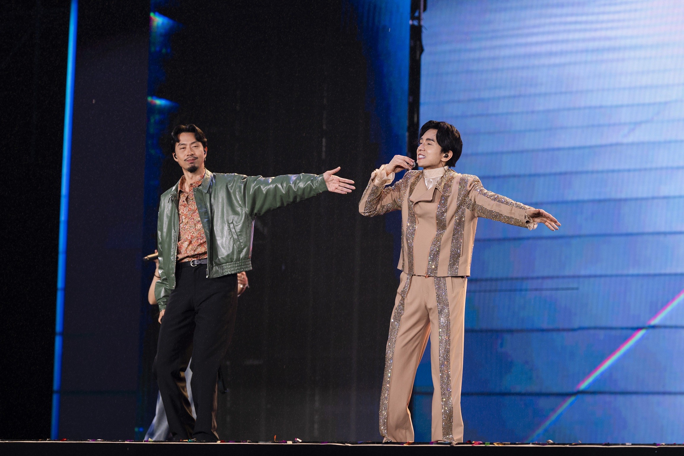 Đan Trường cùng con trai cưỡi ngựa hát 'Dòng máu lạc hồng' gây xúc động trong  live concert kỷ niệm 30 năm ca hát