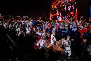 Đan Trường cùng con trai cưỡi ngựa hát 'Dòng máu lạc hồng' gây xúc động trong  live concert kỷ niệm 30 năm ca hát