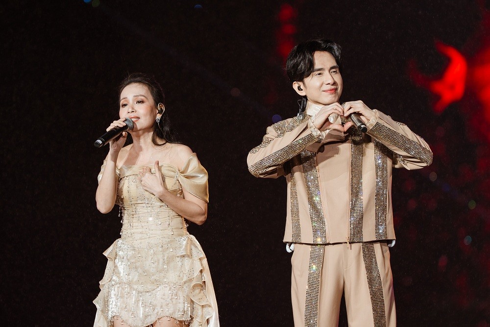 Đan Trường cùng con trai cưỡi ngựa hát 'Dòng máu lạc hồng' gây xúc động trong  live concert kỷ niệm 30 năm ca hát