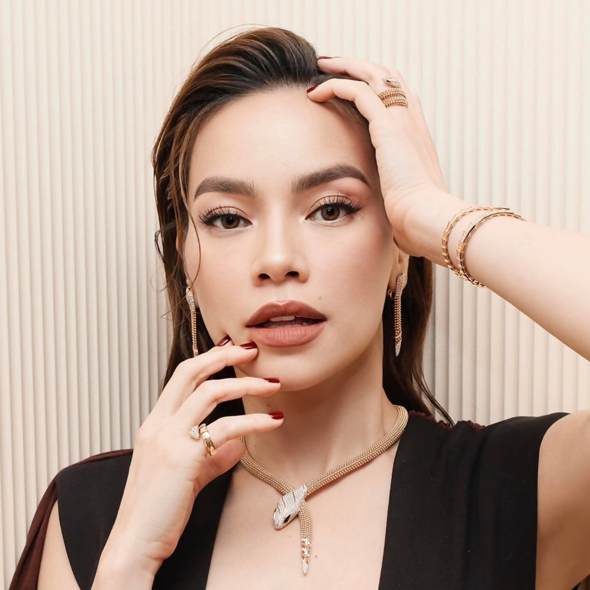 Hồ Ngọc Hà gặp sự cố khi hát live, đồng nghiệp và khán giả tranh luận gay gắt