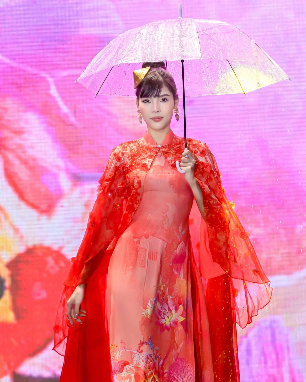 Giữa cơn mưa, NTK Đỗ Trịnh Hoài Nam mở màn ấn tượng với 'Liên Hoa Bảo Việt' tại Áo dài Fashion Show 2025