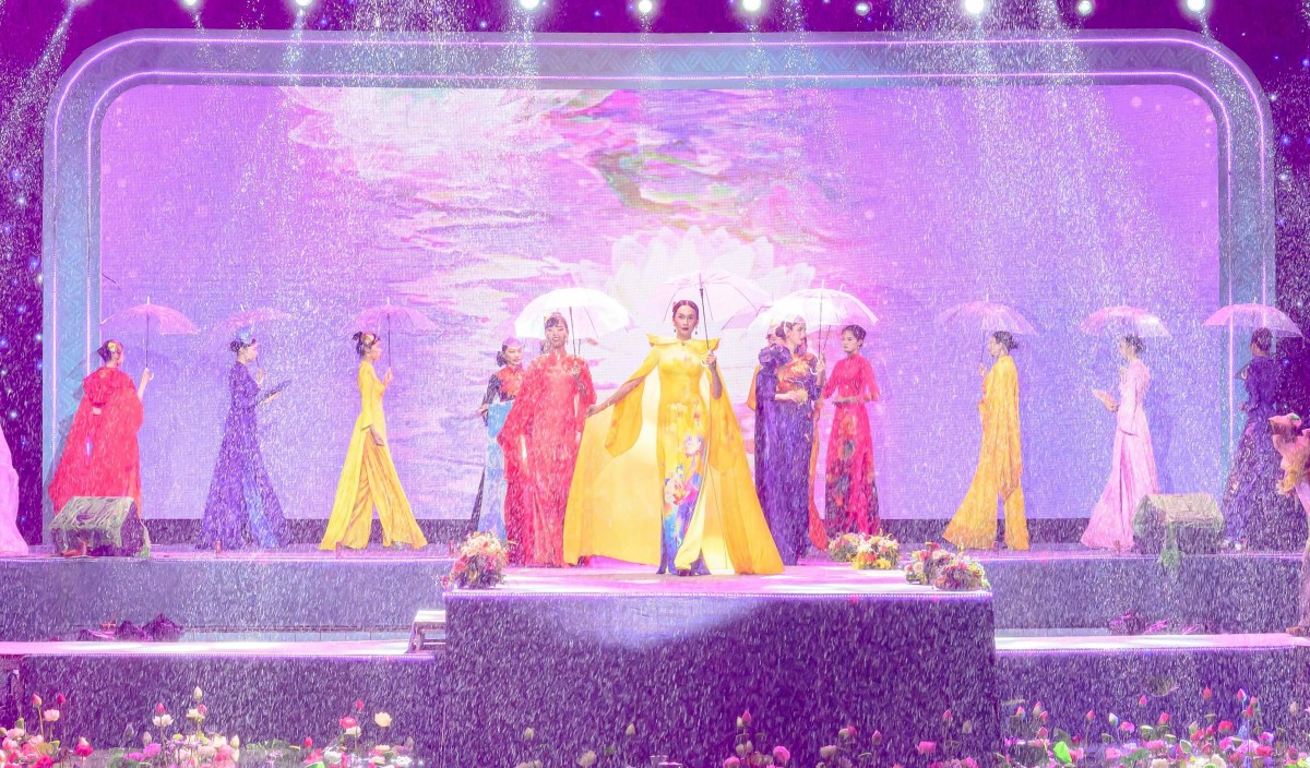 Giữa cơn mưa, NTK Đỗ Trịnh Hoài Nam mở màn ấn tượng với 'Liên Hoa Bảo Việt' tại Áo dài Fashion Show 2025