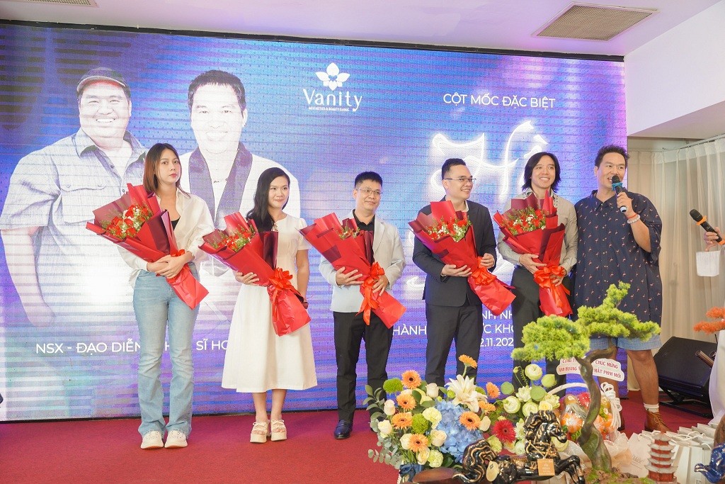 Nghệ sĩ Hoàng Mập mừng sinh nhật với '4 trong 1'