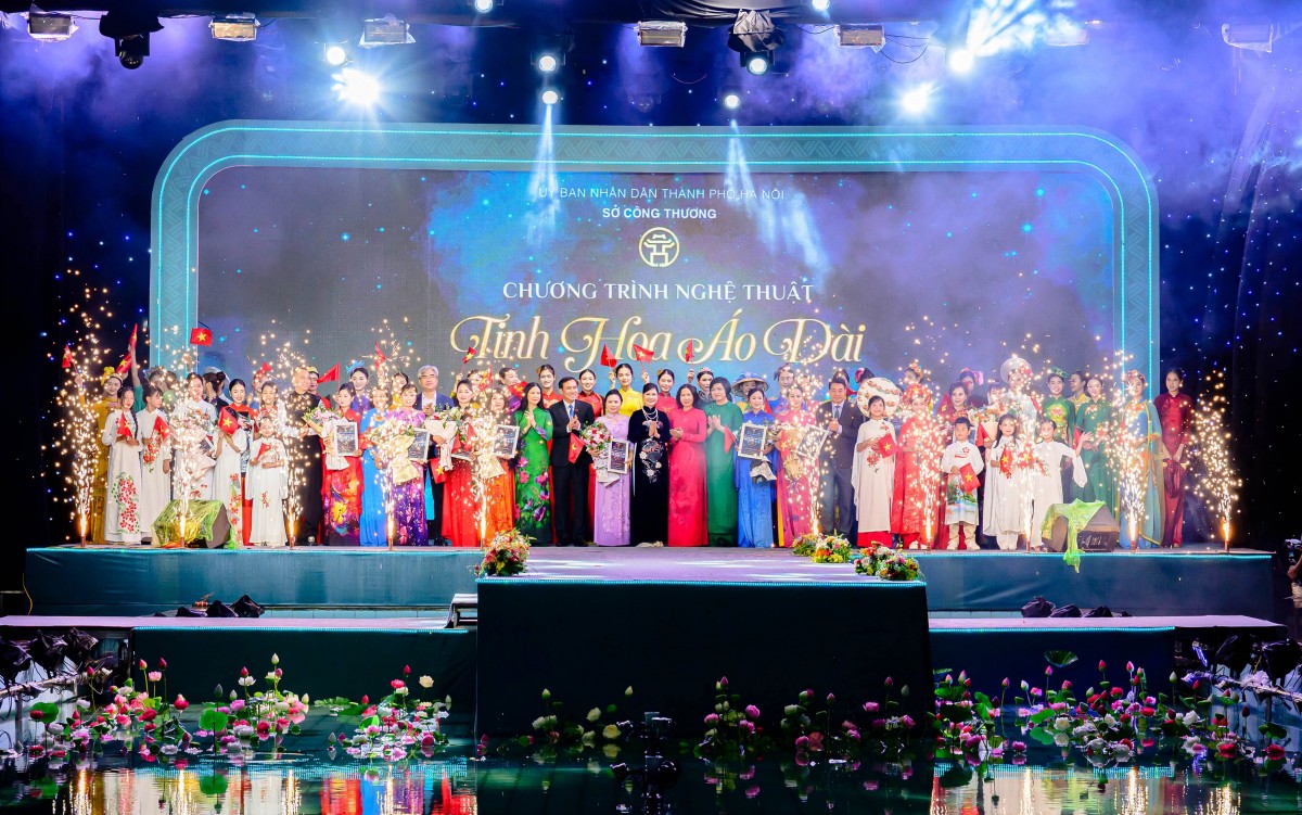 Giữa cơn mưa, NTK Đỗ Trịnh Hoài Nam mở màn ấn tượng với 'Liên Hoa Bảo Việt' tại Áo dài Fashion Show 2025